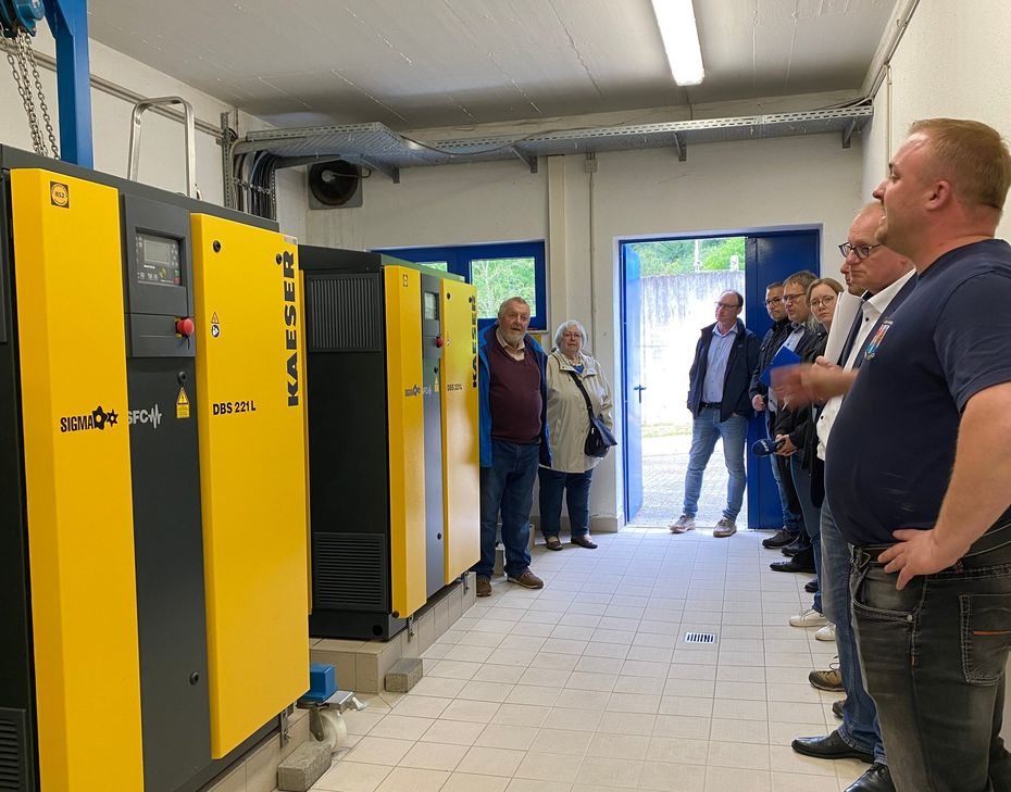Abwassermeister Axel Grölinger (rechts) führt die Mitglieder der Verbandsversammlung durch die Anlage.