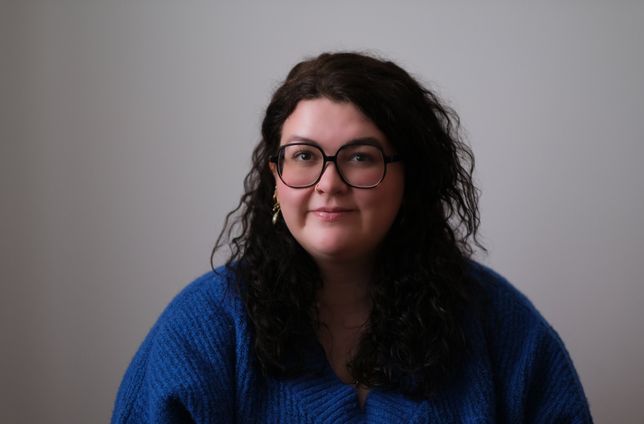 Unsere Redaktionsassistentin zum Fall Pelicot: "Die Welt darf nicht länger wegsehen. Jede Stimme zählt, um eine Zukunft zu schaffen, in der Frauen ohne Angst leben können. Die Scham muss die Seite wechseln. Ein einfacher Satz - eine radikale Forderung. Und wenn sie Wirklichkeit wird, könnte sie die Welt verändern."