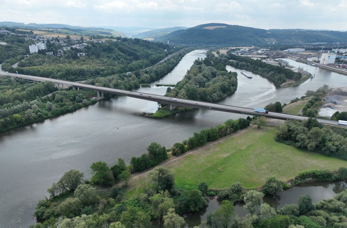 Die Moselbrücke Ehrang im Zuge verbindet die A64 (Trier–Luxemburg) mit der A602 und ist eine wichtige Verkehrsachse zwischen Deutschland und Luxemburg.