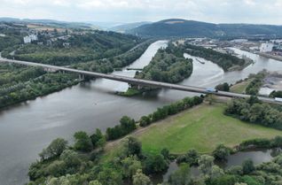 Die Moselbrücke Ehrang im Zuge verbindet die A64 (Trier–Luxemburg) mit der A602 und ist eine wichtige Verkehrsachse zwischen Deutschland und Luxemburg.