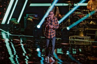 Kevin Manthei singt bei seinem Auftritt bei "The Voice of Germany" den Song "Sophia Loren" von Roy Bianco & Die Abbrunzati Boys.
