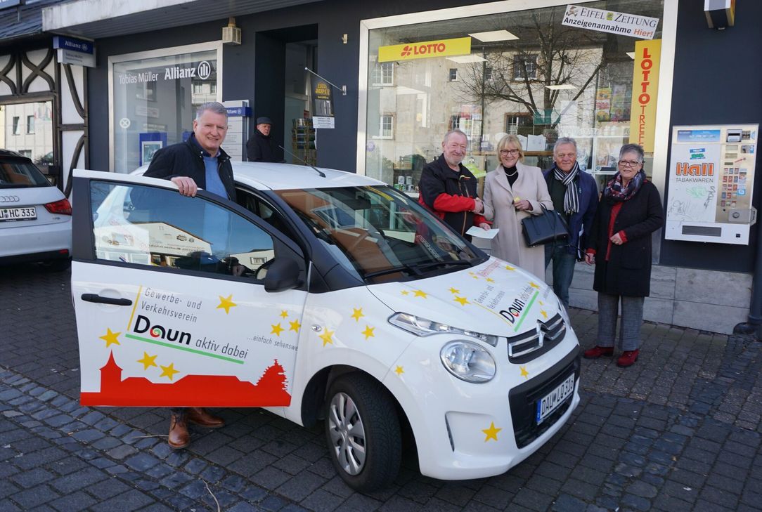 Am Mittwoch, 28. Februar, fand die Übergabe vor dem LottoTreff in Daun an Gewinner Matthias Bartl (2. v.li.) statt. Mit dabei waren (v.li.) Horst Blankenheim (Autolieferant), Stefanie Mayer-Augarde (1.Vorsitzende des GVV), Wolfgang von Wendt (Geschäftsführer des GVV) und  Gerlinde Brück (Betreiberin des LottoTreff).