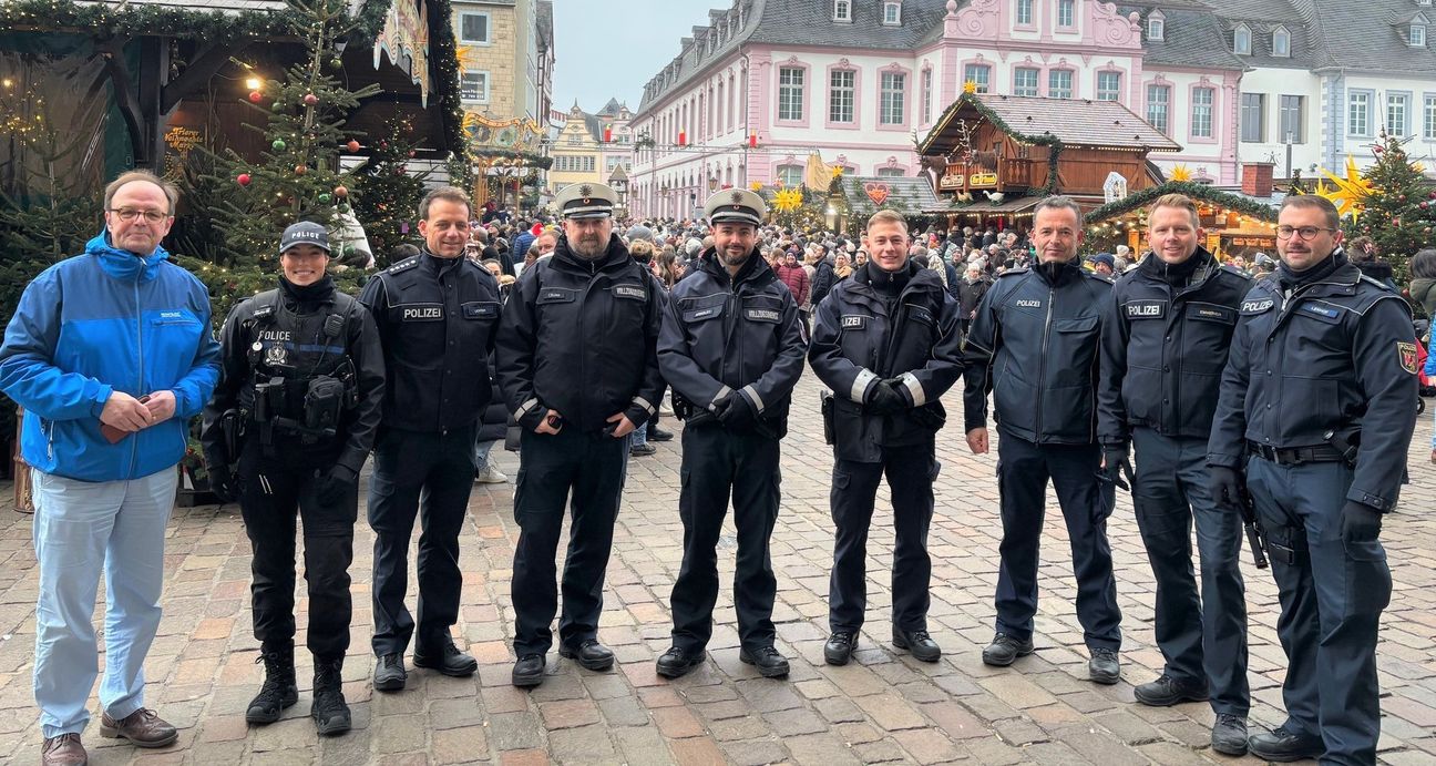 Die Internationale Streife ist auf dem Trierer Weihnachtsmarkt unterwegs
