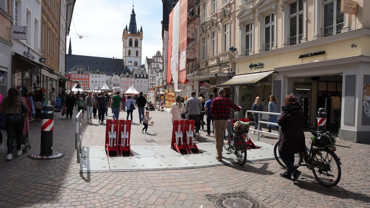 Die Sicherheitsmaßnahmen in der Fußgängerzone haben sich nach der Amokfahrt von 2020 verändert.