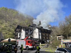 Zahlreiche Feuerwehren aus der Region bekämpfen den Brand im Hotel Weißmühle.