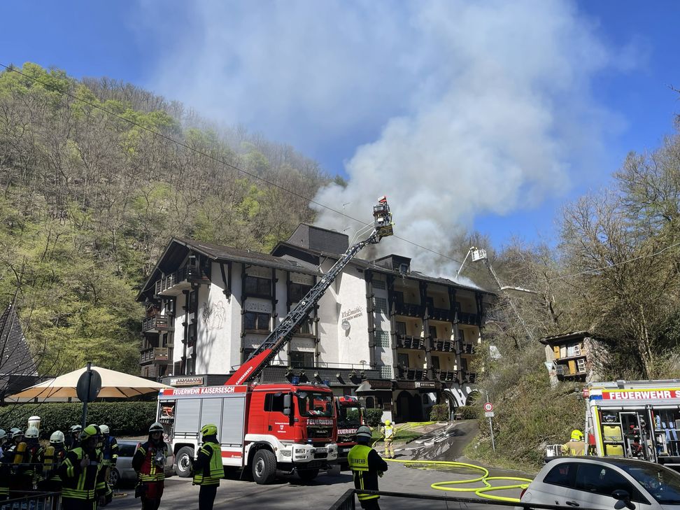 Zahlreiche Feuerwehren aus der Region bekämpfen den Brand im Hotel Weißmühle.