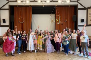 Expertinnen am Start: Kreativität, Gemeinschaft und Bewegung stehen im Mittelpunkt des Frauen Festivals Eifel. Das Wochenende rund um das Manderscheider Kurhaus bietet Raum für Austausch, Inspiration und persönliche Entwicklung.