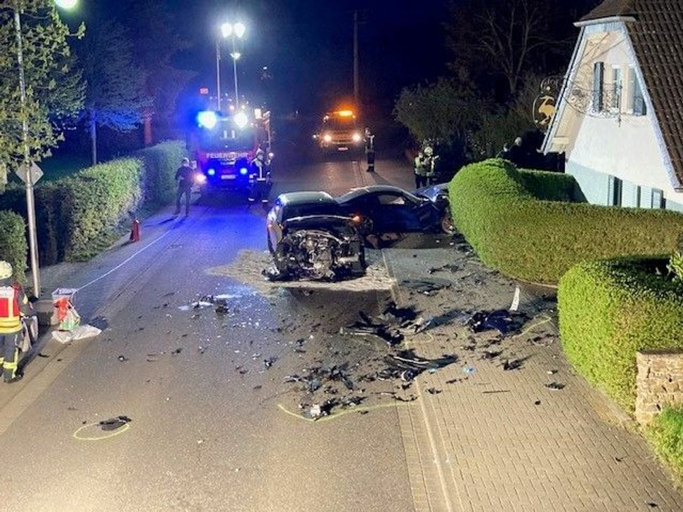 An den beteiligten Fahrzeugen entstand Totalschaden. Foto: Polizei