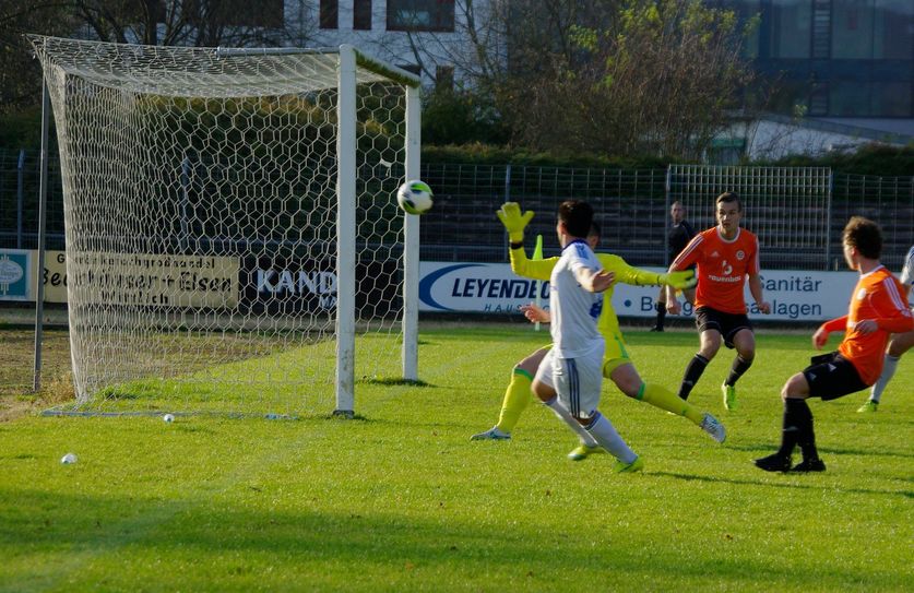 Der Ball war nach dem Schuss von Marco Gietzen (weißes Trikot) schon auf dem Weg ins Tor, drehte sich dann aber doch noch an den Außenpfosten. (Foto: Arno Boes)