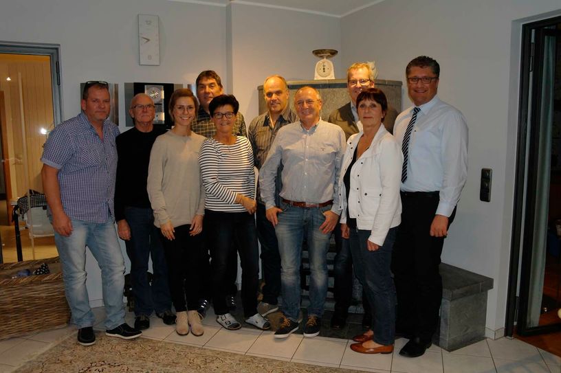 Im Dezember starten sie in ihr afrikanisches Abenteuer: Rainer Stärk, Bert Korsten, Maria Kaulen, Martin Krings, Elke Krings, Heinz Schreiber, Gerd Thomas, Bernd Mainz, Margit Samili und Michael Förster. Foto: Aline Jansen