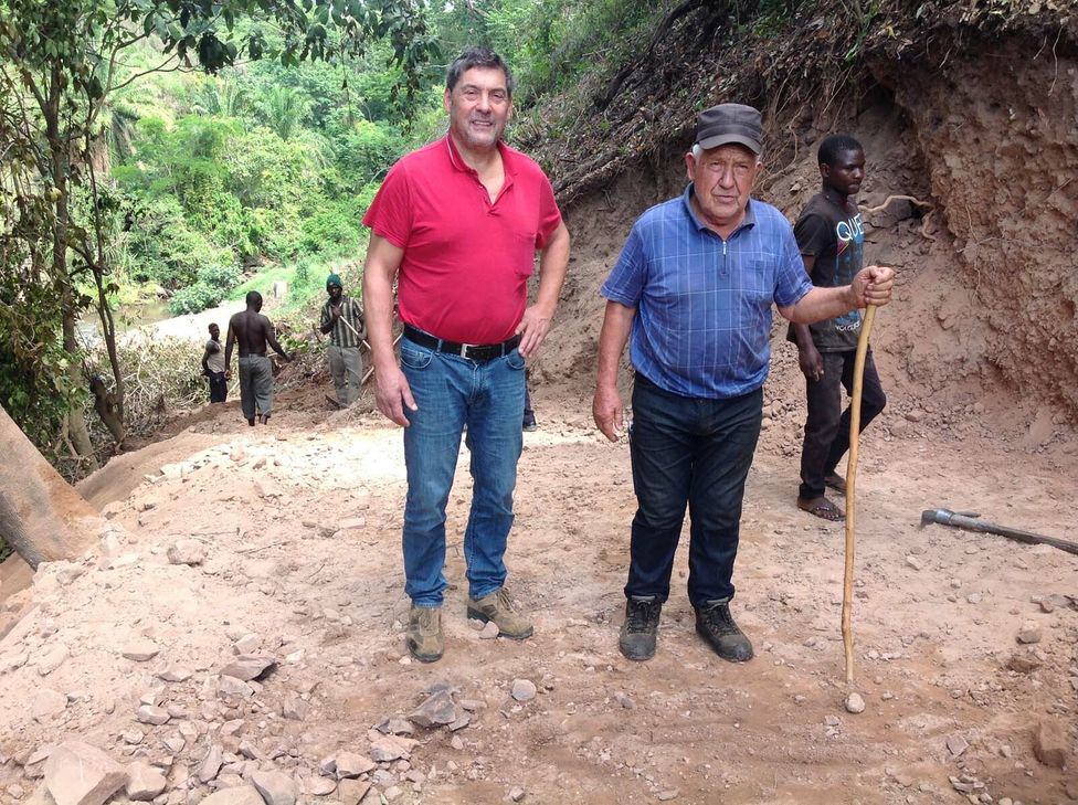 Bei der Reise im letzten Jahr nach Tansania zu Bruder Theo Call (r.), sah sich Martin Krings (l.) die Fortschritte in Iterambogo an. Foto: Elke Krings