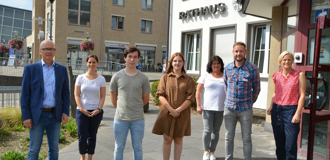 V. l.: Oberbürgermeister Dirk Meid, Büroleiterin Jasmin Alter, Leonard Frank, Grete Engels, stellvertretende Personalratsvorsitzende Dagmar Luxem, Stefan Pung und Kerstin Stüwe.