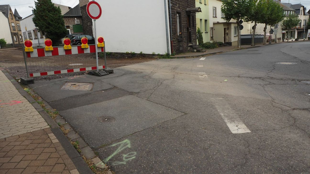 An der Ecke Jahnstraße/Poststraße in Mendig wird die bereits erneuerte Wasserleitung in der Jahnstraße an die Hauptwasserleitung der Poststraße angeschlossen.