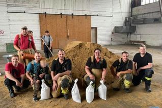 Teile der Freiwilligen Feuerwehr Thür, die wie die andere Wehren der Verbandsgemeinde Mendig Sandsäcke befüllt haben.