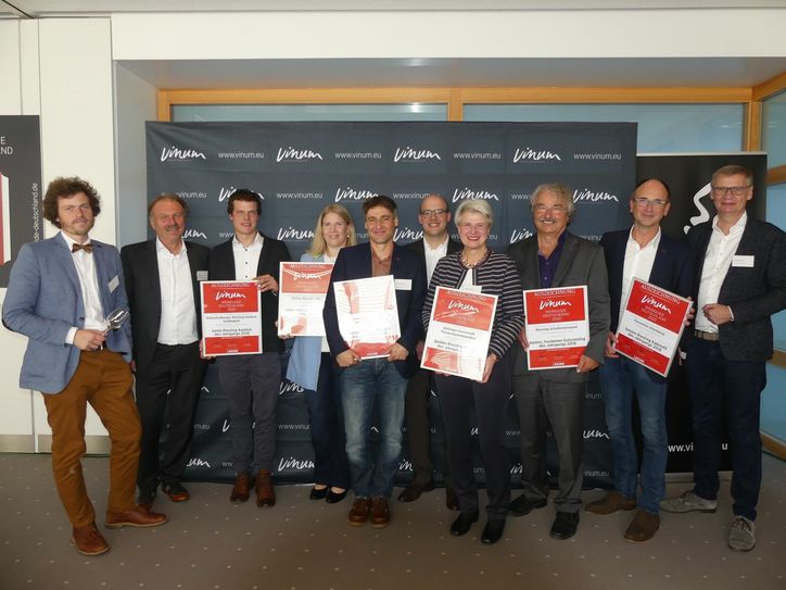 Die Sieger von Mosel und Saar im Vinum Weinguide 2020 bei der Ehrung in Mainz: (von links) Johannes und Erich Weber (Hofgut Falkenstein), Heiner Bollig ((Weingut Egon Müller), Dorothee Zilliken (Weingut Forstmeister Geltz-Zilliken), Konstantin Weiser (Weingut Weiser-Künstler), Sebastian und Barbara Selbach (Weingut Selbach-Oster), Reinhard Löwenstein (Weingut Heymann-Löwenstein), Andreas Barth und Günther Jauch (Weingut von Othegraven). Foto: Moselwein e.V./Ansgar Schmitz