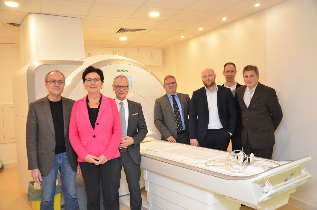 Radiologen des Medizinischen Versorgungszentrums "MedDiagnost" sowie Eifelklinik-Leiter Andreas Grbic (3.v.r.) und Bürgermeister Karl-Heinz Hermanns (3.v.l.) freuen sich darüber, dass ab Januar alle Patienten im Simmerather Krankenhaus radiologisch untersucht werden können. Foto: T. Förster