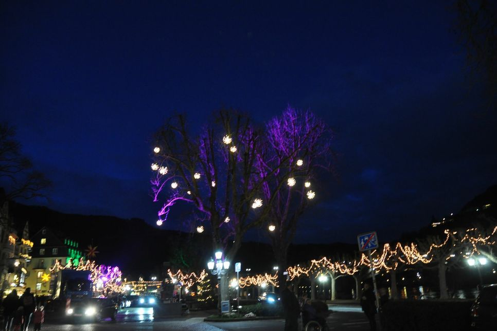 "Die Moselpromenade stand in dieser Vorweihnachtszeit unter dem Motto "Cochem leuchtet".