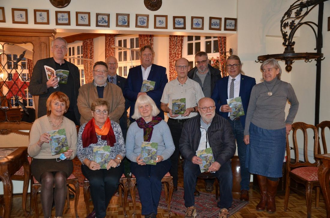 Die Macher des Geschichtsvereins Monschauer Land, Vertreter der Politik und Alexander Lenders (l.), Geschäftsführer des Weiss-Verlag, präsentieren im Café Kaulard in der Monschauer Altstadt das Jahrbuch 2022 - die älteste Publikation im Medienhaus Weiss, die vor 50 Jahren zur kommunalen Neugliederung erstmals in der heutigen Form erschien. Foto: T. Förster