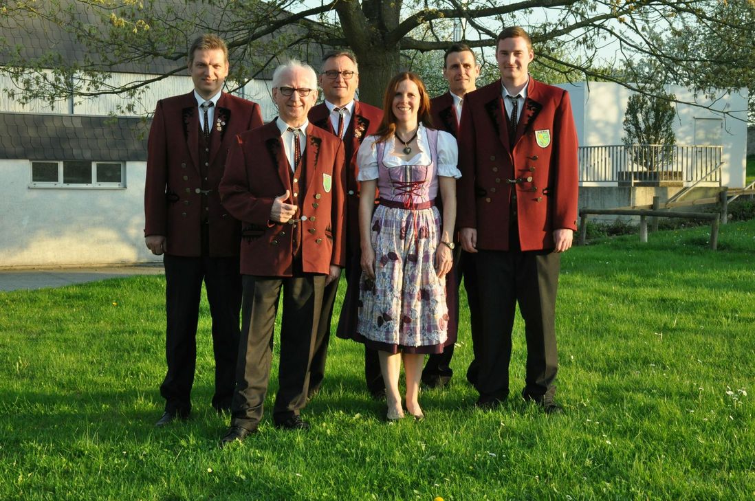 Tradition und Innovation im Blick: Der neue Vorstand des Musikvereins Brohl mit ihrem Dirigenten Werner Krings (2. v. l.).