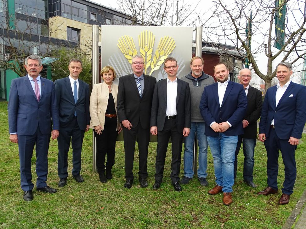 (v.l.): Ehrenpräsident Leo Blum, Vizepräsident Walter Clüsserath, Rita Lanius-Heck, Michael Horper, Dr. Thorsten Zellmann, Matthias Müller, Benjamin Purpus, Vizepräsident Manfred Zelder und Harald Schneider. Foto: Bauern- und Winzerverband Rheinland-Nassau e.V.