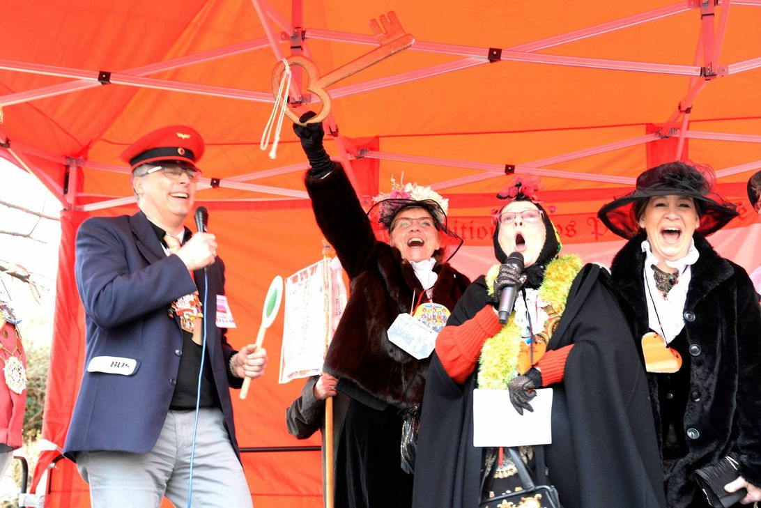 Bürgermeister Ulf Hürtgen musste den Schlüssel zur Stadt an die Möhnen abgeben. Foto: Grebe