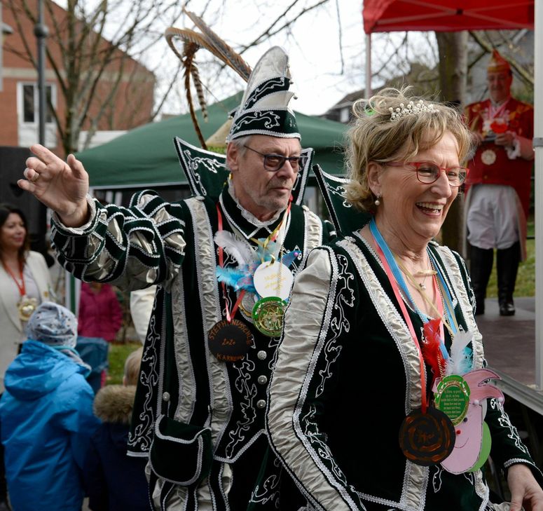 Auch die Schwerfener Tollitäten, Prinz Martin I. und Prinzessin Helga I. (Rosenbaum) feierten in Zülpich mit. Foto: Grebe