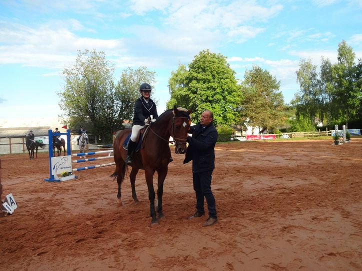 Annalena Kramp zusammen mit ihrem Pferd Amoucheur: Sie erhält nach der Stilspringprüfung A* mit Stechen den Preis für den ersten Platz. Foto: FF