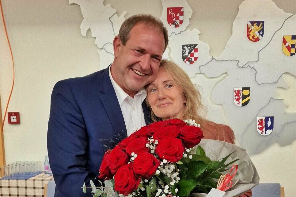 Frank Frühauf und Ehefrau Gabi freuen sich über das deutliche Votum der Wählerinnen und Wähler in der Schmuckstadt.