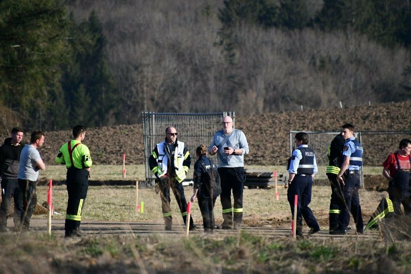 Die Einsatzkräfte beratschlagen sich zur Zeit am Fundort.