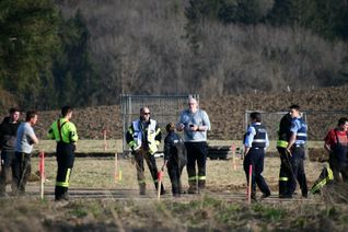 Die Einsatzkräfte beratschlagen sich zur Zeit am Fundort.
