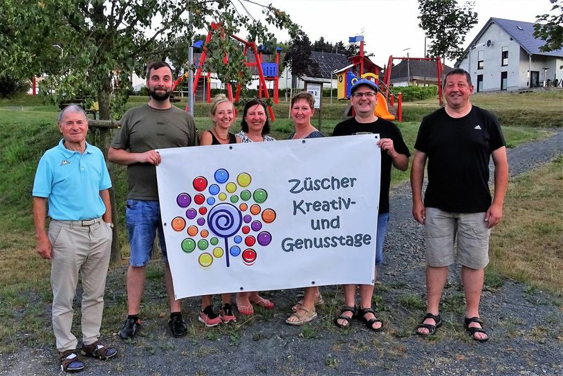 Mitglieder des Beirats für Kultur und Veranstaltungen der Ortsgemeinde Züsch (von links nach rechts: Bernd Biehl, Thorsten Schmitt, Sandra Hein, Saskia Scholz, Evelyne Schrenk, Jörg Weber und Ulrich Frohn) präsentieren den Banner zur Veranstaltungsreihe. Foto: FF