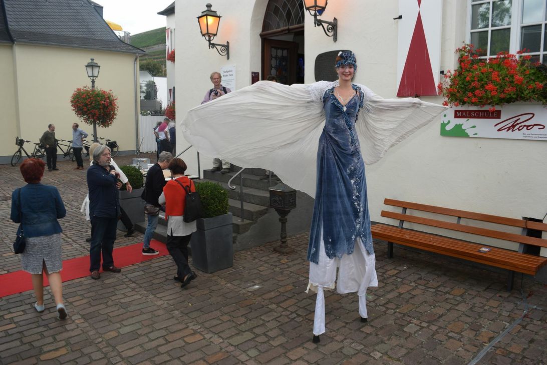 Die Künstlerwerkstatt Feuervogel aus Schuld bezauberte die Besucher mit Stelzentheater. Foto: Scholl