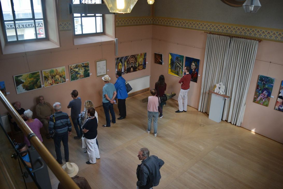 In der Synagoge Ahrweiler präsentierte die Are-Künstlergilde umfangreiche Werküberblicke zeitgenössischer und ehemaliger Künstler. Im Außenbereich lockte unter anderem eine Luftballonaktion von Angelika und Hans Castelli. Foto: Scholl