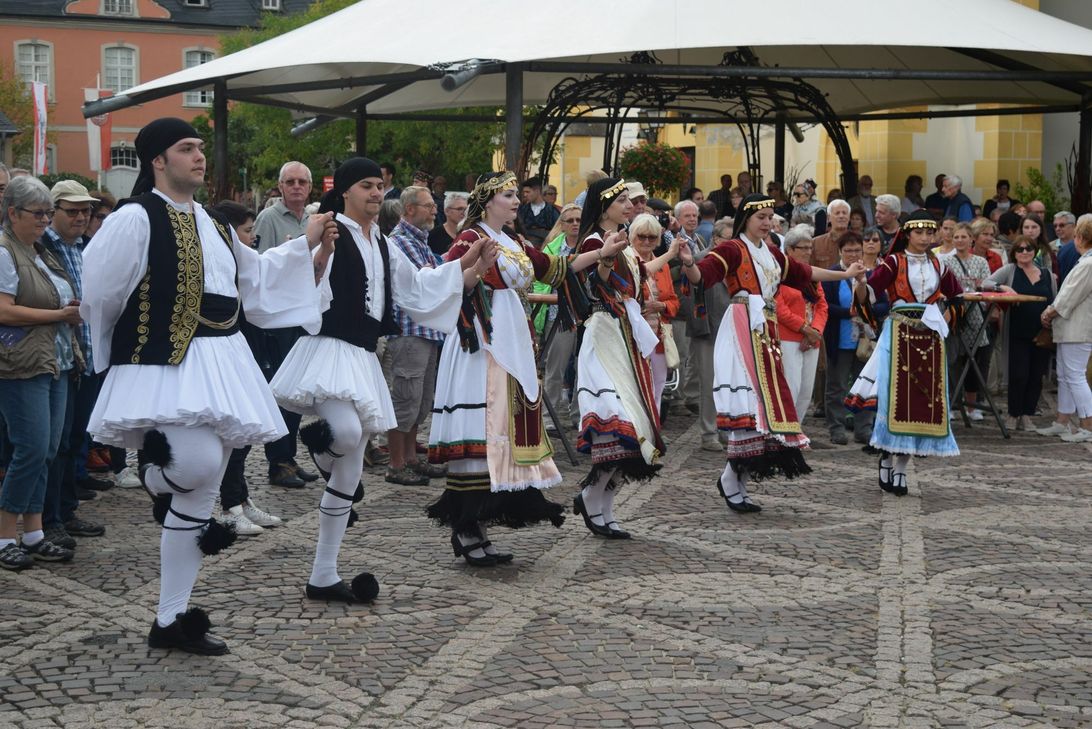 Griechische, türkische und portugiesische Folkloregruppen gastierten auf Einladung des Beirates für Migration und Integration des Kreises Ahrweiler auf dem Ahrweiler Marktplatz. Foto: Scholl