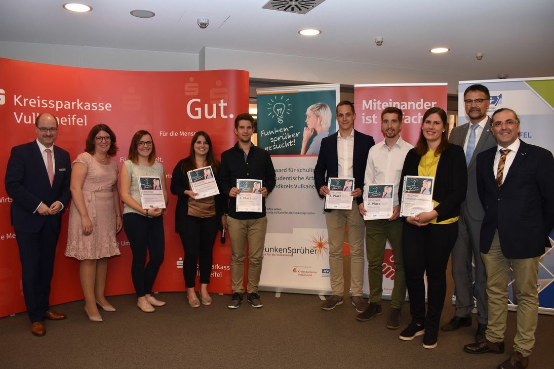 Die Verfasser von sechs der insgesamt neun eingereichten studentischen Arbeiten waren anwesend, darunter die Preisträger Philipp Werhan (4.v.r.), Nicolas Cailloux (5.v.r.) und Sebastian Theisen (5.v.l.). Foto: Woltmann