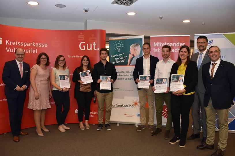 Die Verfasser von sechs der insgesamt neun eingereichten studentischen Arbeiten waren anwesend, darunter die Preisträger Philipp Werhan (4.v.r.), Nicolas Cailloux (5.v.r.) und Sebastian Theisen (5.v.l.). Foto: Woltmann