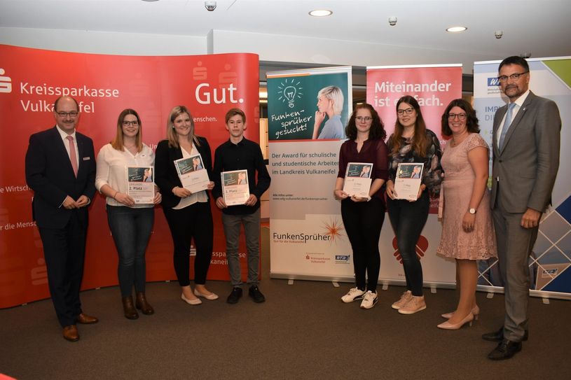 Die Preisträger für die schulischen Abschlussarbeiten. Foto: Woltmann