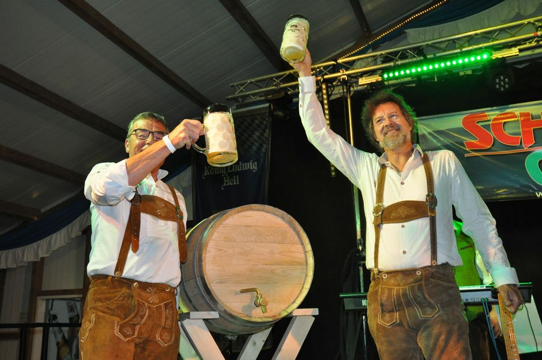 Hambuchs Ortsbürgermeister Franz-Josef Brengmann (links) und Georg Valder beim Fassanstich.