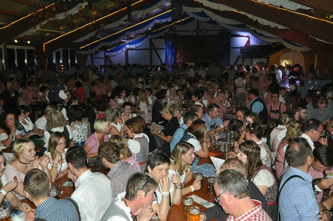 Die Tannenhof-Halle war beim "3. Oktoberfest" bis auf den letzten Platz gefüllt.