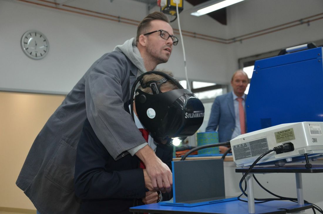 ...überzeugt sich der Parlamentarische Staatssekretär Thomas Rachel am Schweißsimulator... Foto: T. Förster