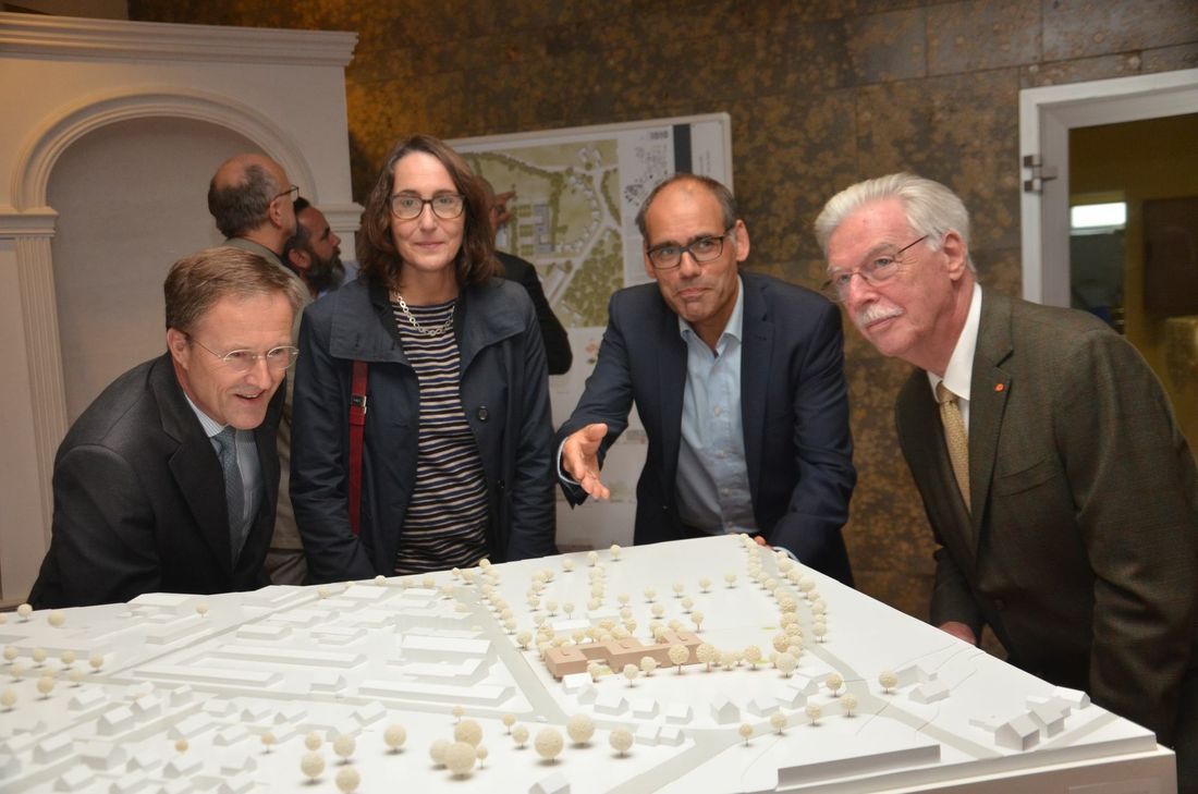 Während Kammerpräsident Dieter Philipp (r.) und Hauptgeschäftsführer Peter Deckers (l.) mit den Architekten fachsimpeln... Foto: T. Förster