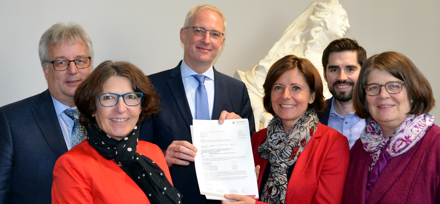 Freuen sich über die Förderbescheide von Minsterpräsidentin Mala Dreyer (3.v.r.): Baudezernent Andreas Ludwig, Begonia Hermann (ADD), OB Wolfram Leibe, Sven Teuber (SPD/MdL) und Sozialdezernentin Angelika Birk (v.l.). Foto: Finkenberg