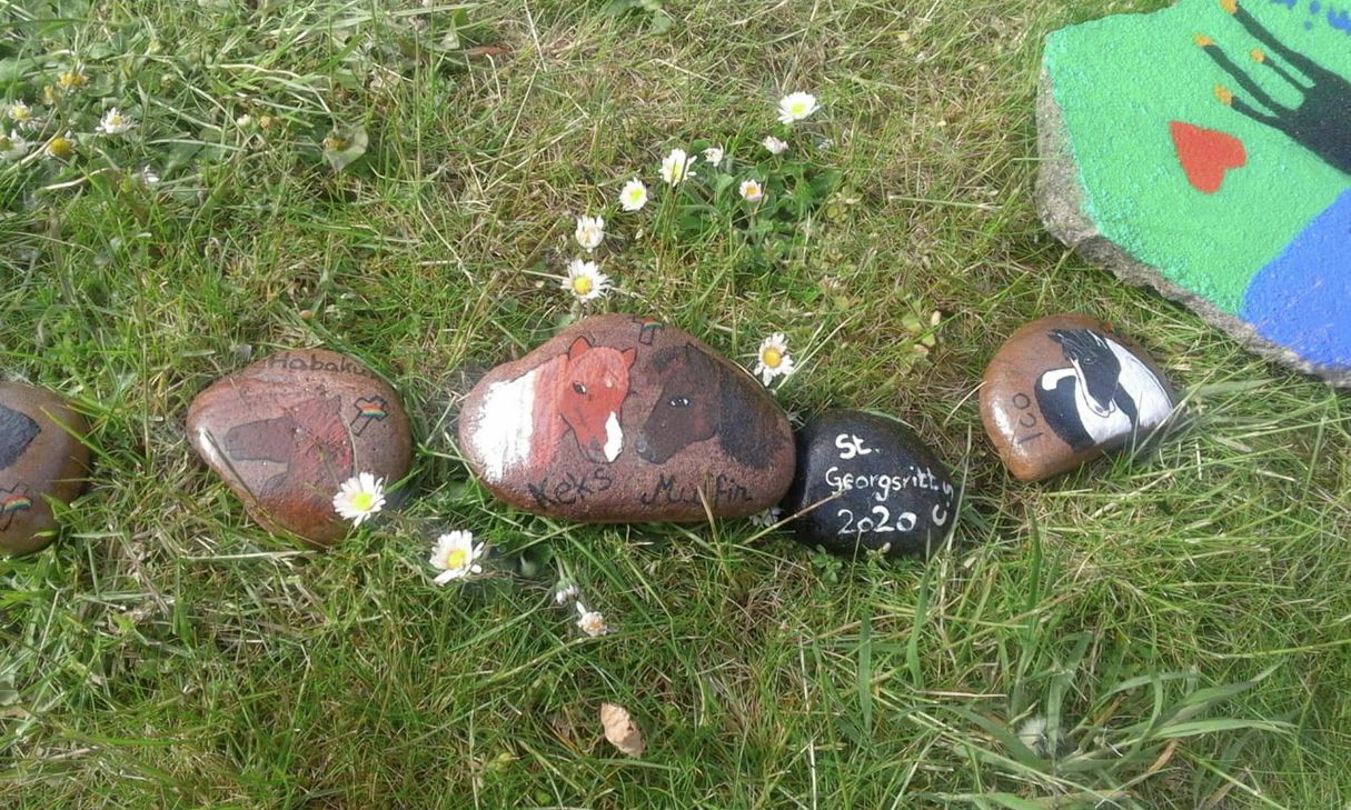 Auch „Keks“ und „Muffin“ wurden als „Steinpferde“ am Bildstock in Kallmuth abgelegt - zu Ehren des St. Georgsrittes, der am 1. Mai corona-bedingt ausfallen. Insgesamt zählte Initiatorin Jaqueline Schott bisher 100 Steine mit Pferdemotiven. Foto: Privat/pp/Agentur ProfiPress