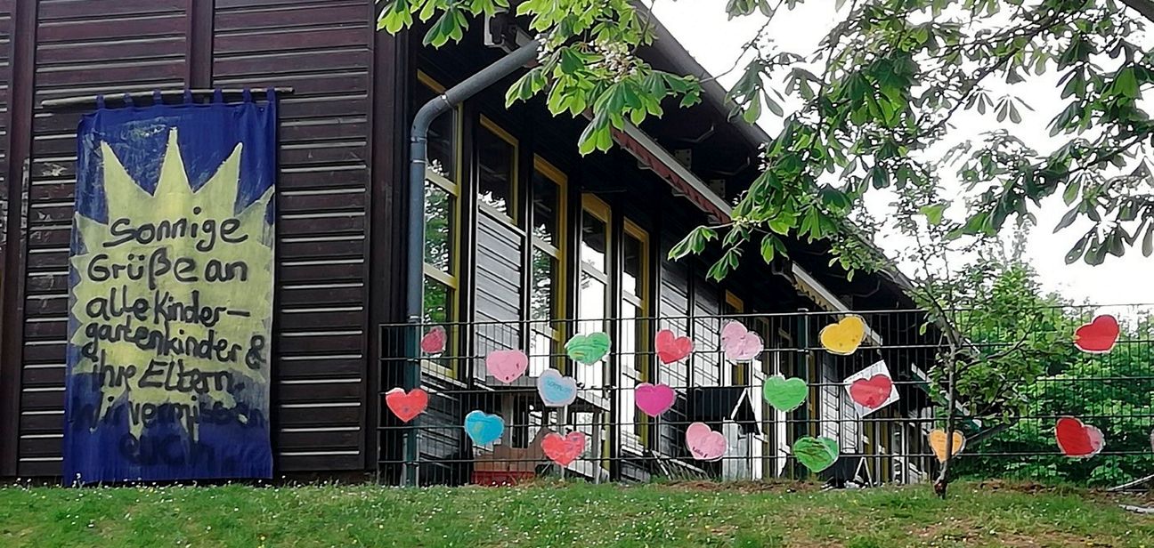 Die Belegschaft der DRK-Kita Metternich sendete Herzenswünsche an die Kinder. Foto: DRK/pp/Agentur ProfiPress