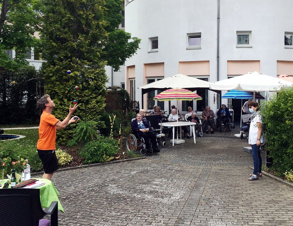 Hubertus von Putlitz, der Gaukler aus Altenbamberg, zeigt mit Jonglierbällen, Keulen und Reifen sein professionelles Können.