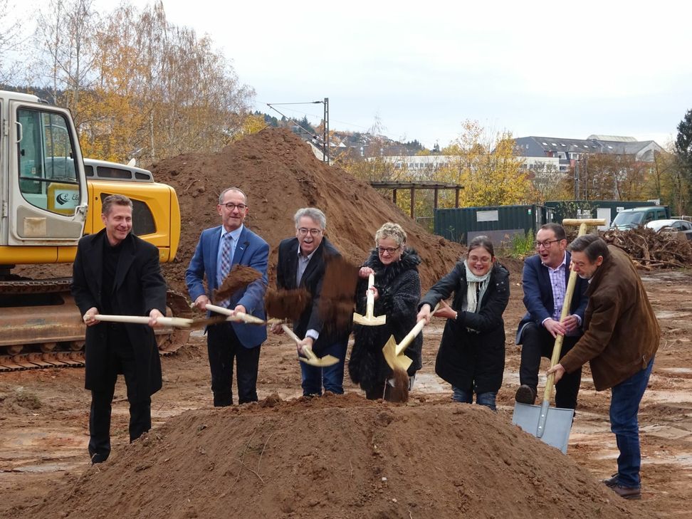 (v.l.n.r.) Architekt Pasucha Klepzig, Bürgermeister Joachim Weber, Werkstattleiter Hans-Peter Trossen, stellvertretende Werkstattleiterin Brigitte Bruns, Werkstattrat Lisa Karl, Vorstand Kilian Zender und Aufsichtsratsvorsitzender Winfried. Buchleiter beim symbolischen Spatenstich. Foto: FF
