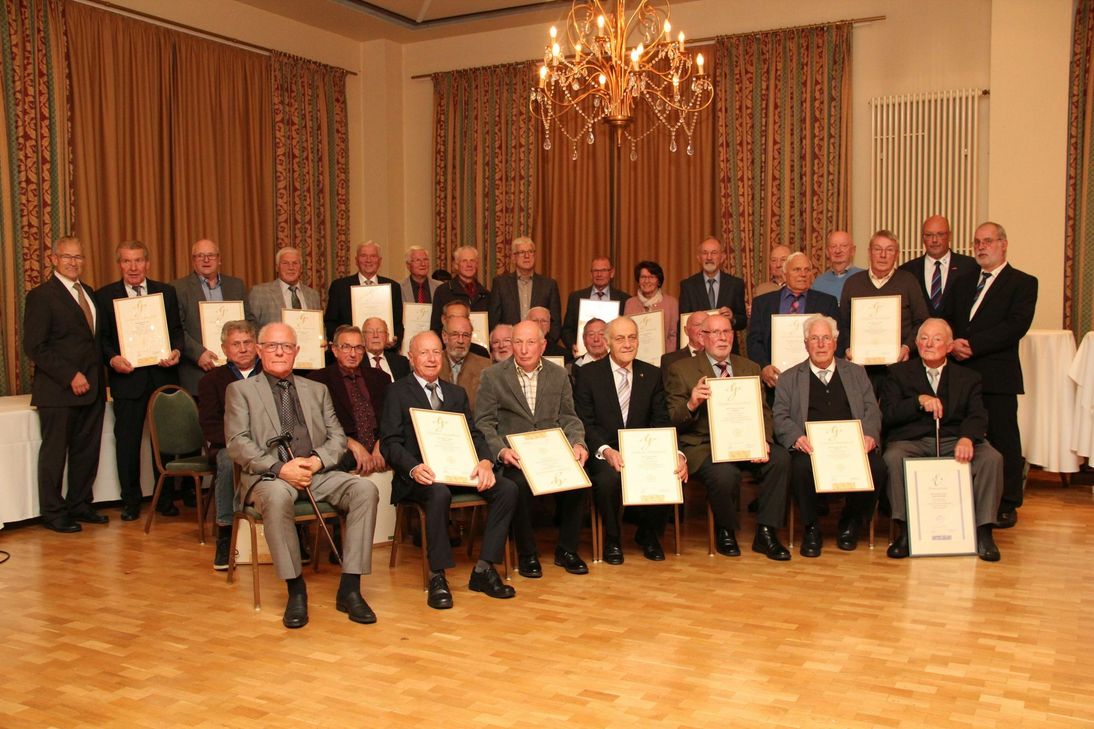 30 Meisterjubilare des Jahrgangs 1968 nahmen Ihre Urkunde in Wittlich persönlich in Empfang. Foto: Kreishandwerkerschaft MEHR