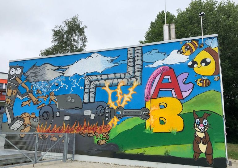 Graffiti-Aktion der Kurfürst-Balduin-Realschule plus mit FOS Kaisersesch: in Zusammenarbeit mit der »Jukusch« wurde das Grüngut-Heizwerk verschönert.