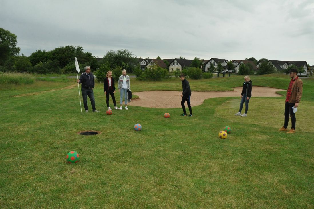 Diese Gruppe aus Köln nutzte im Rahmen eines Urlaubsaufenthalts im Ferien- und Golfresort auf der Ellerer Höhe das neue "Footgolf"-Angebot des Golfclubs Cochem/Mosel.