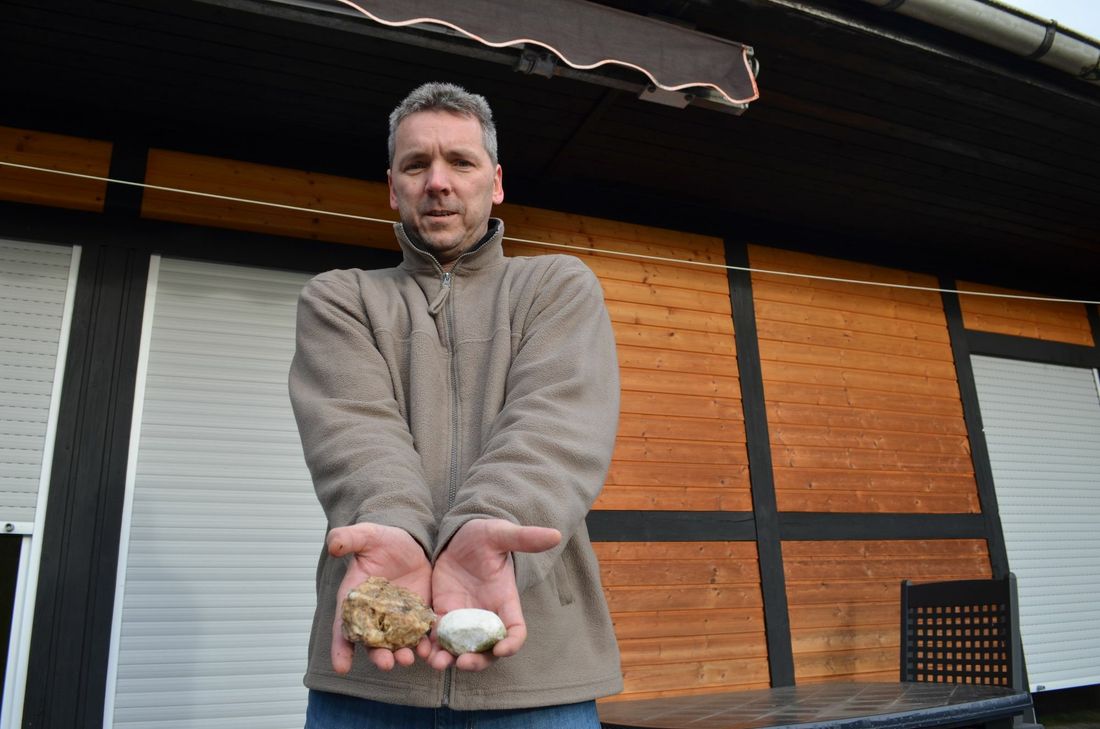 Von der Größe eines Hühnereis und größer sind die Steine, die immer wieder auf dem Grundstück und am Haus von Alexander Vagoun landen.